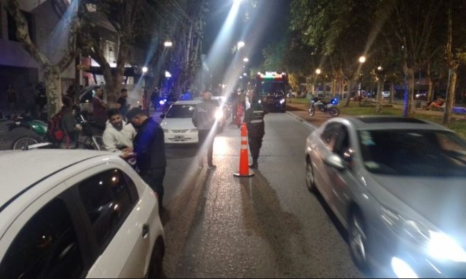 Operativos nocturnos en Varela, dos detenidos y vehículos decomisados