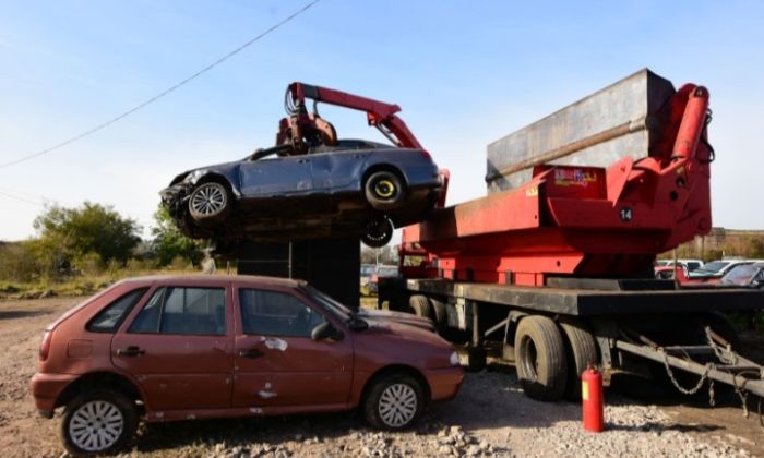 F. Varela: Inició la compactación de vehículos en el depósito judicial municipal