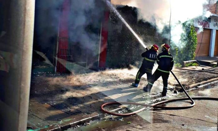 F. Varela: Incendio y perdida total de una ferretería con más de 30 años de existencia