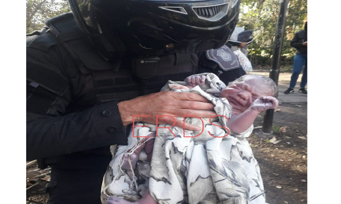 Policías de Berazategui asistieron a una mujer que dió a luz en la vía pública