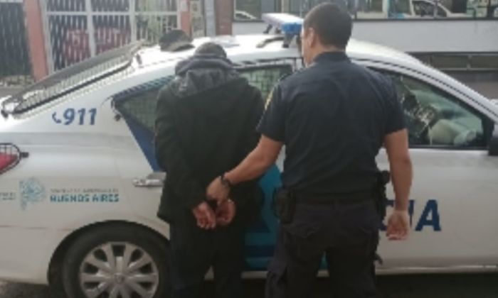 Berazategui: Un sujeto intentó darse a la fuga cuando la policía lo identificó, tenía pedido de captura