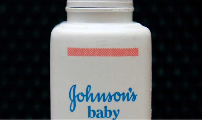 La empresa Johnson & Johnson sacó del mercado mundial un talco para bebés que fue denunciado por causar cáncer