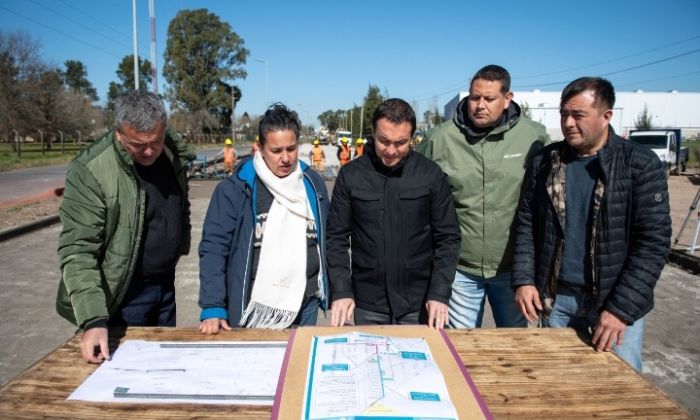 F. Varela: Watson verificó las obras para renovar el acceso al barrio El Parque