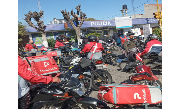 Quilmes: Un grupo de trabajadores de delivery se manifestó ante la policía pidiendo seguridad