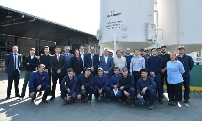 F. Varela: Andrés Watson recorrió una empresa de laboratorios ubicada en Ingeniero Allan