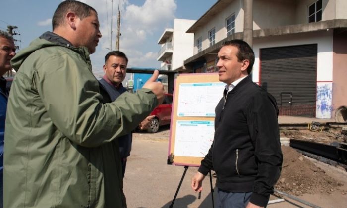 F. Varela: Andrés Watson supervisó tareas de pavimentación en el barrio Santa Rosa