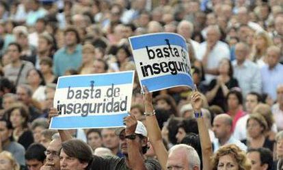 F. Varela: Vecinos de Bosques realizaron una marcha en contra de la inseguridad