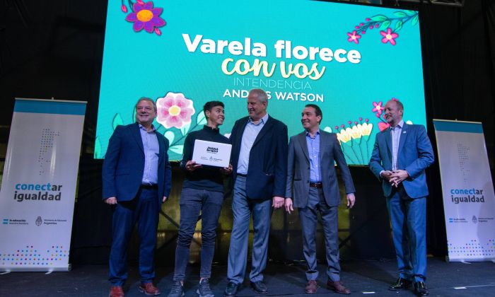 F. Varela: Andrés Watson, Jaime Perczyk y Martín Insaurralde entregaron más de mil netbooks a estudiantes varelenses