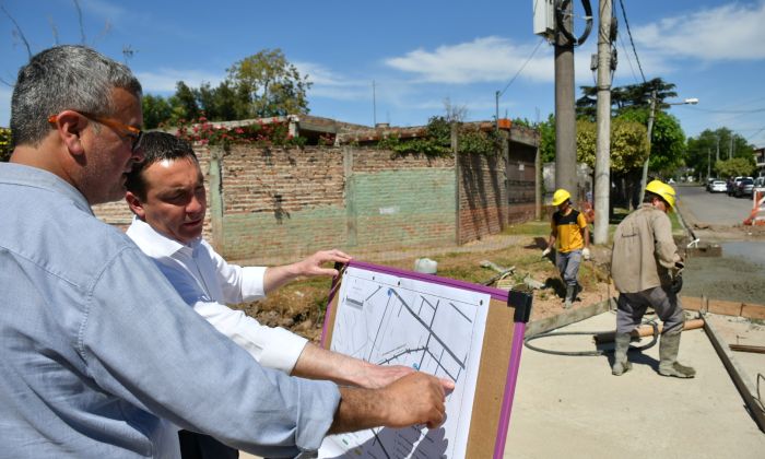 F. Varela: Andrés Watson supervisó nuevas pavimentaciones en Monte Cudine