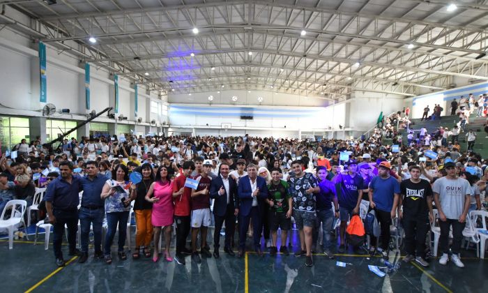 F. Varela: Más de 2800 estudiantes varelenses recibieron sus tablets