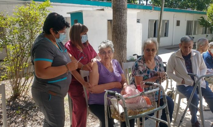 Hogar de Ancianos “Dr. Sallarés”: residentes recibieron la 5ta dosis contra el Covid-19