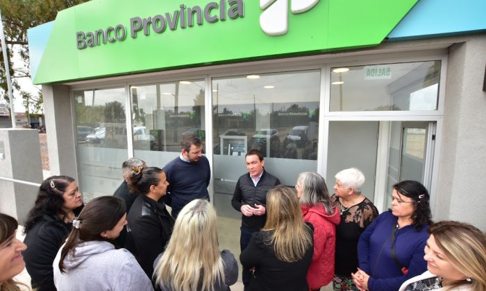 F. Varela - Andrés Watson y Juan Cuattromo inauguraron un cajero automático en Ingeniero Allan