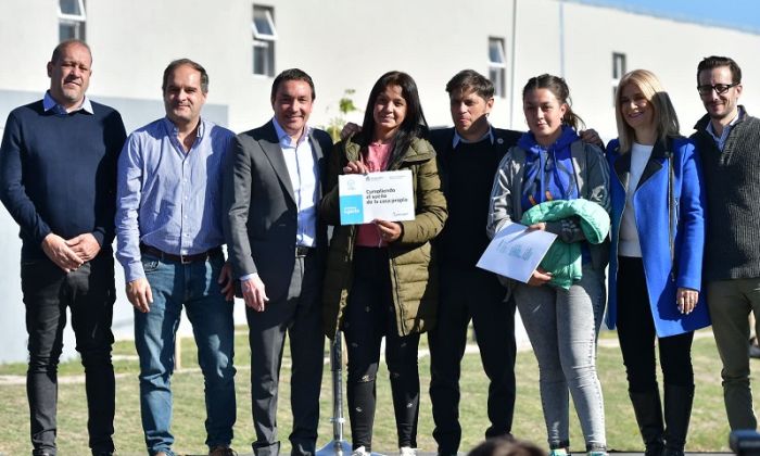 F. Varela - Andrés Watson y Axel Kicillof entregaron viviendas en Las Margaritas