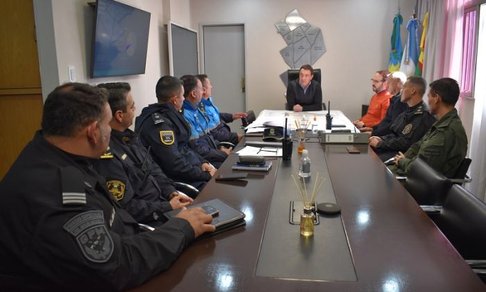 Andrés Watson junto a representantes de las fuerzas de seguridad en Florencio Varela