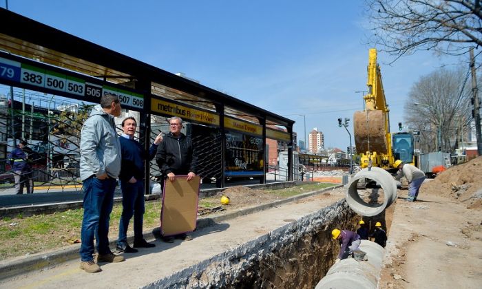 F. Varela - El intendente Watson verificó la obra hidráulica de Av. San Martín