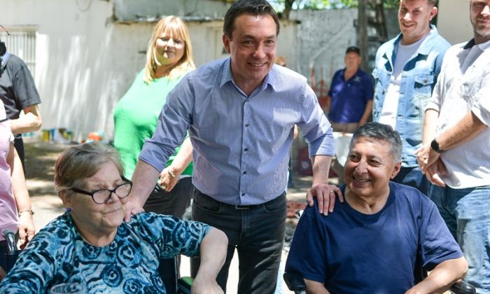 F. Varela – Entrega de recursos para el hogar municipal de adultos