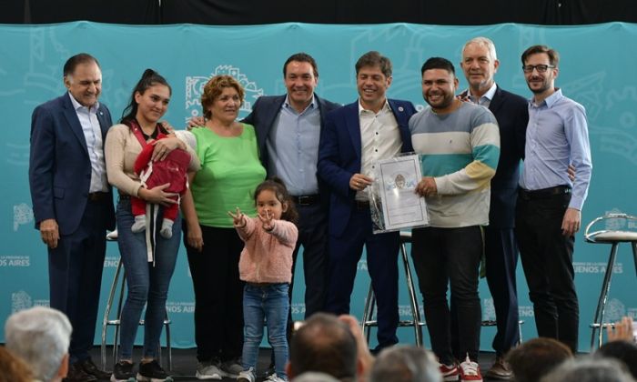 Andrés Watson, Axel Kicillof y Julio Pereyra entregaron escrituras a familias varelenses