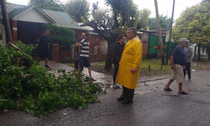Florencio Varela: El intendente Watson, recorrió zonas afectadas por el temporal