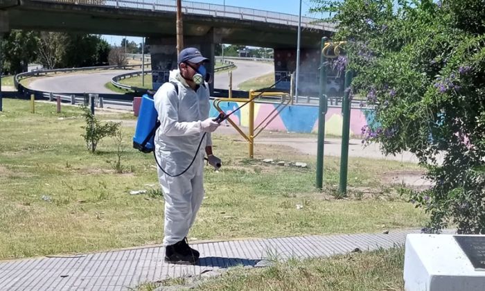 F. Varela - Continúan los operativos en los barrios para combatir los mosquitos