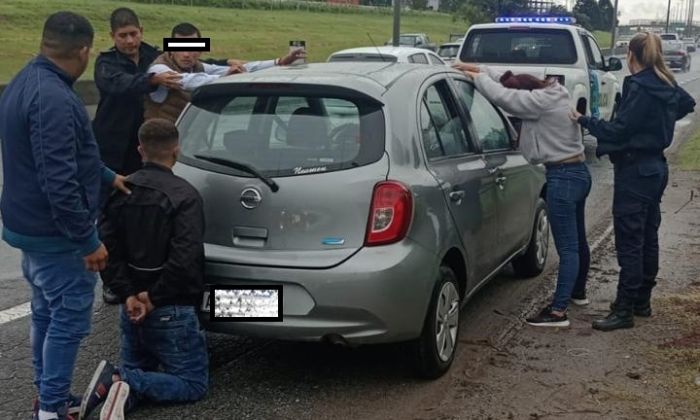 Berazategui – Fueron aprehendidos tres extranjeros que circulaban en un auto robado