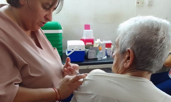 F. Varela - Vacunación antigripal para residentes en el Hogar “Dr. Salvador Sallarés”