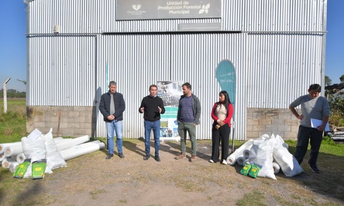 Florencio Varela - Entrega de insumos a productores agropecuarios