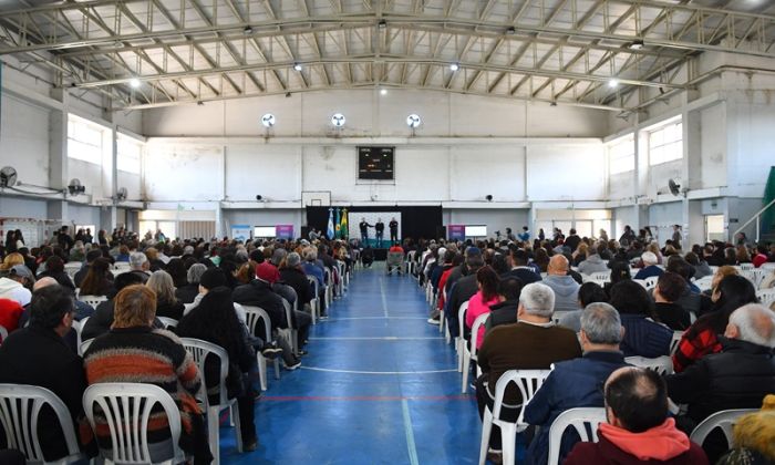 Watson y Larroque entregaron escrituras de viviendas a familias varelenses