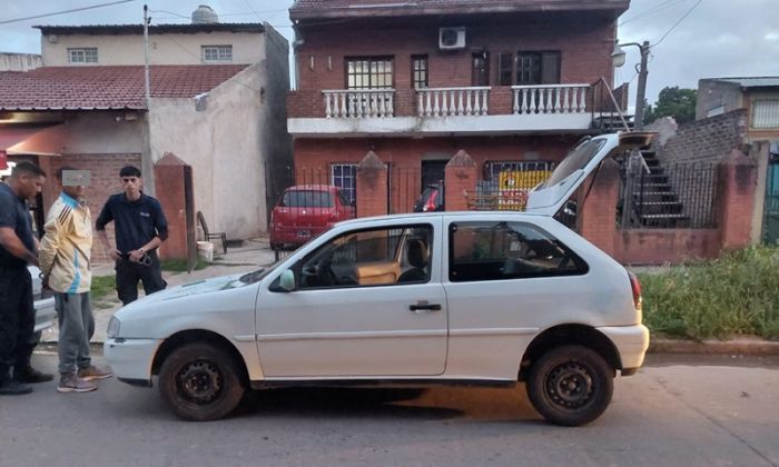 F. Varela - El colmo del ladrón:  circulaba en un auto robado con patentes colocadas de otro vehículo robado