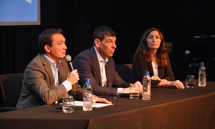 F. Varela - Andrés Watson felicitó a los primeros egresados de la UNAJ en 2025