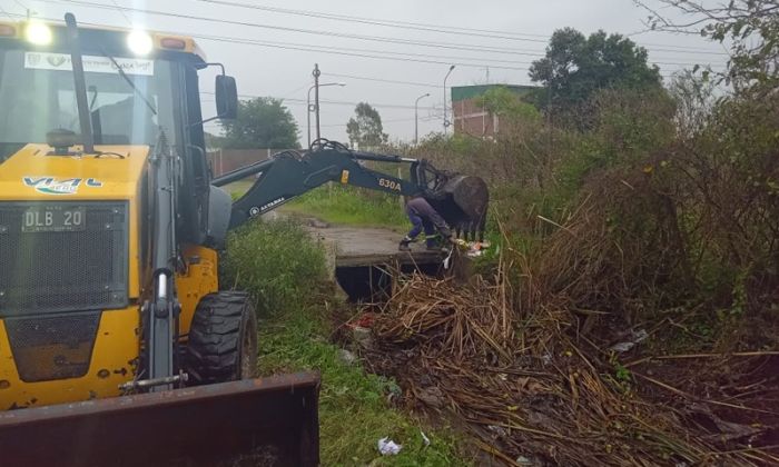 Trabajos de servicios públicos en barrios varelenses