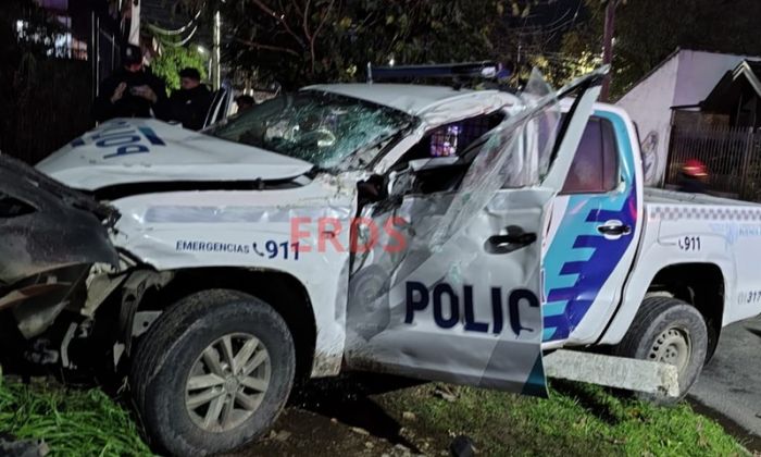 F. Varela - Un patrullero quedó destruido tras perder el control y chocar durante una persecución