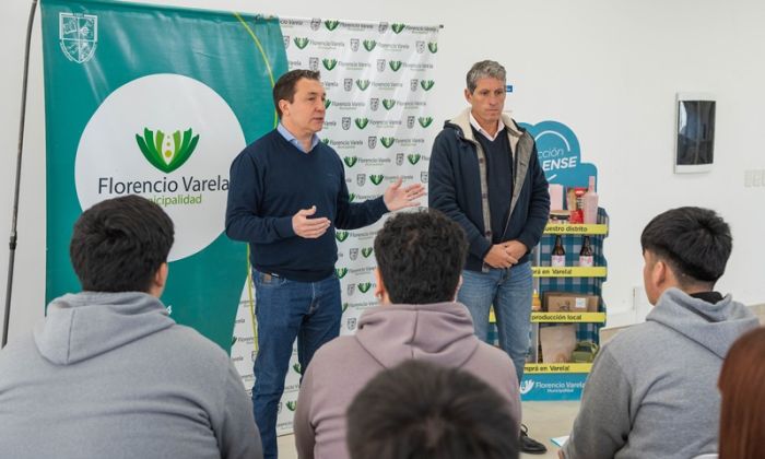 F. Varela – Andrés Watson, junto a estudiantes, en el Centro Tecnológico Metalúrgico