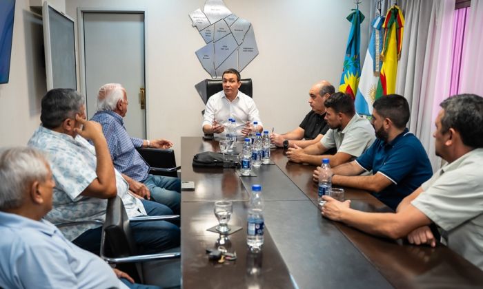 F. Varela – A. Watson junto a R. Fernández y trabajadores de la empresa "San Juan Bautista S.A."