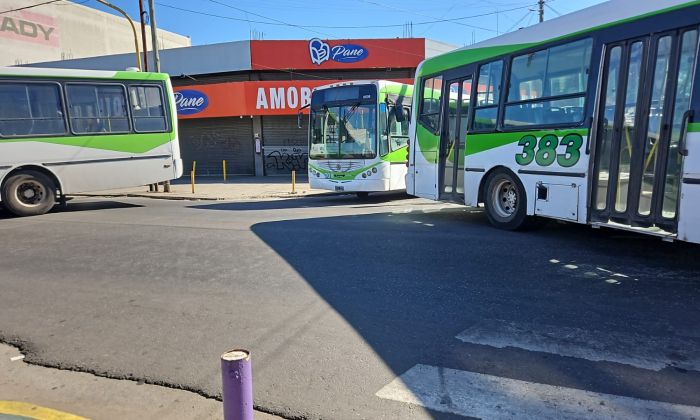 Varela sitiada: colectiveros y trabajadores de la empresa SJBSA bloquean todos los accesos