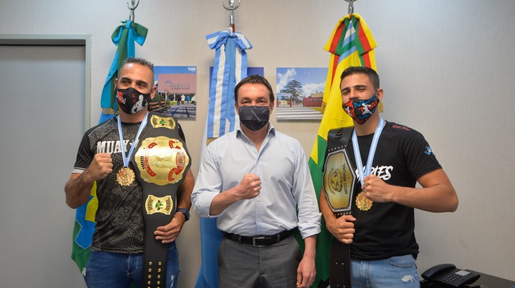 El intendente Andrés Watson junto a campeones mundiales de Kickboxing