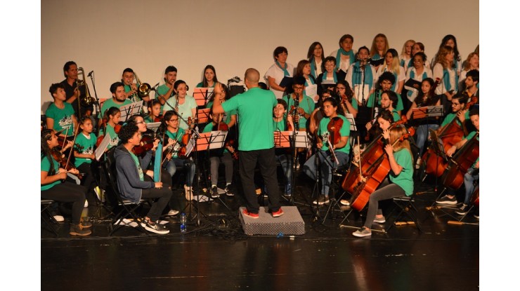 La Orquesta Infanto Juvenil “El Alpino” presentó su disco 