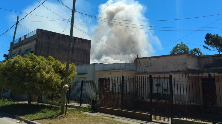 Voraz incendio en una química de Berazategui