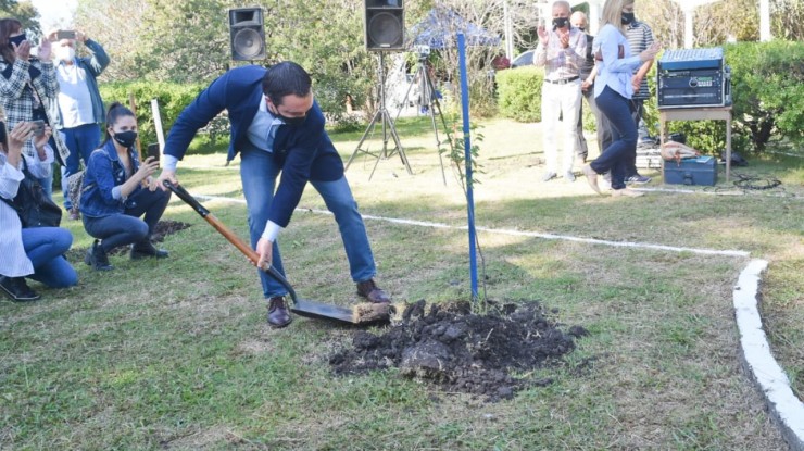 Plantaron árboles en el HCD Varelense