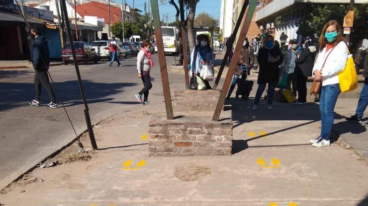 Cartelería y demarcaciones de distancia en paradas de colectivos 