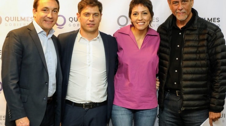 Axel Kicillof junto al intendente Andrés Watson y otros jefes comunales