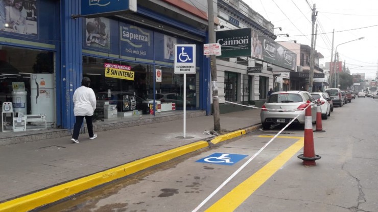 Trabajos de demarcación vial en el barrio Centro 