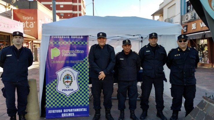 Policia varelense reparten banderas y chocolate