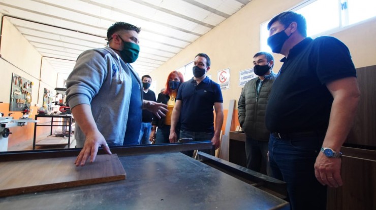 Andrés Watson y Daniel Arroyo junto a trabajadores de la economía popular