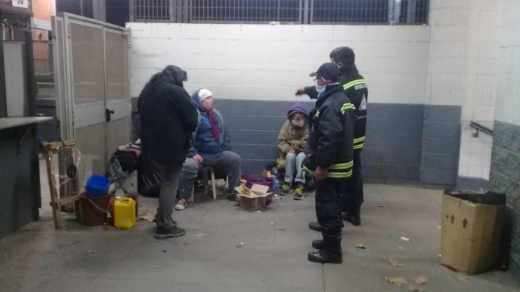 Asisten a personas en situación de calle