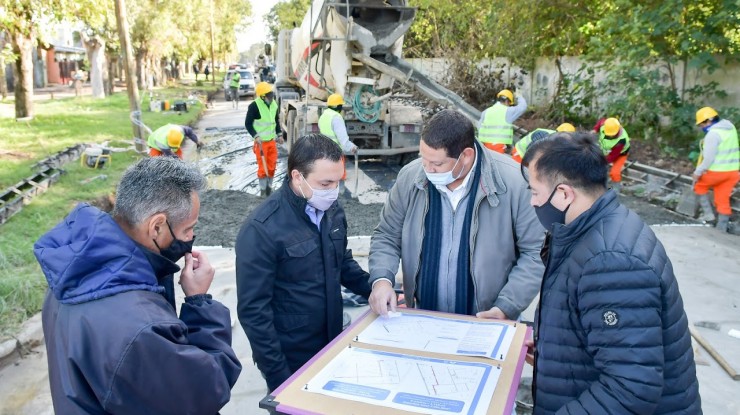 Watson verificó la pavimentación de la calle Yugoslavia