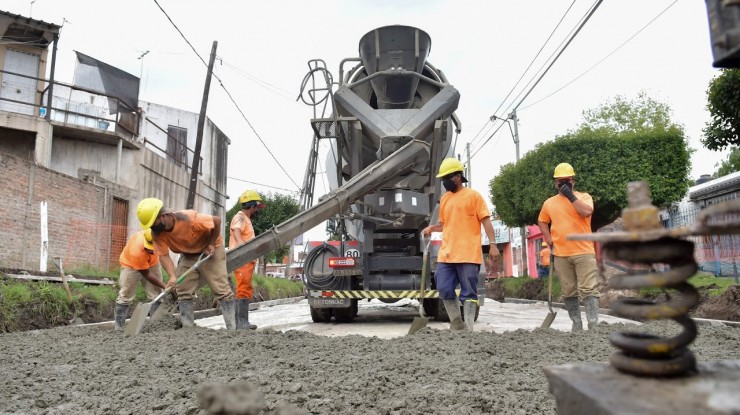 Watson supervisó la pavimentación de nuevas calles en Ingeniero Allan