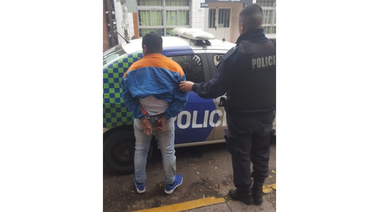 Un peruano armado asaltó  un comercio