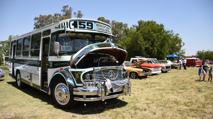 Exposición solidaria de autos y colectivos