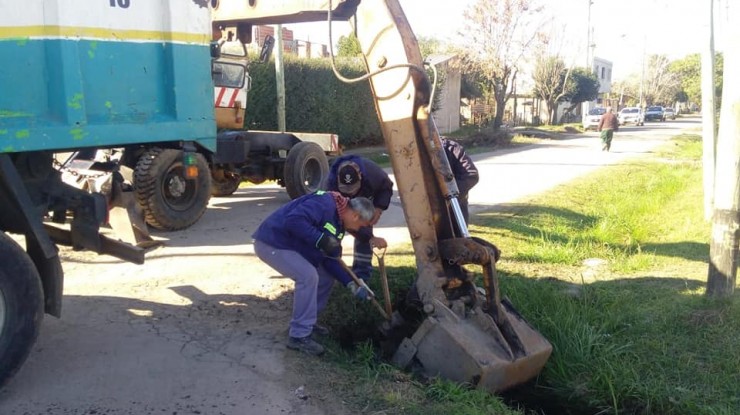 Trabajos de saneamiento y reconstrucción de desagües pluviales en los barrios