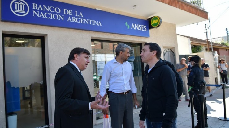 El intendente Andrés Watson junto a gerentes bancarios